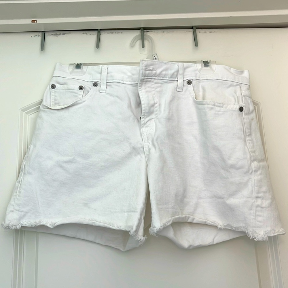 Gap 30” waist white raw hem shorts in 5”inseam.